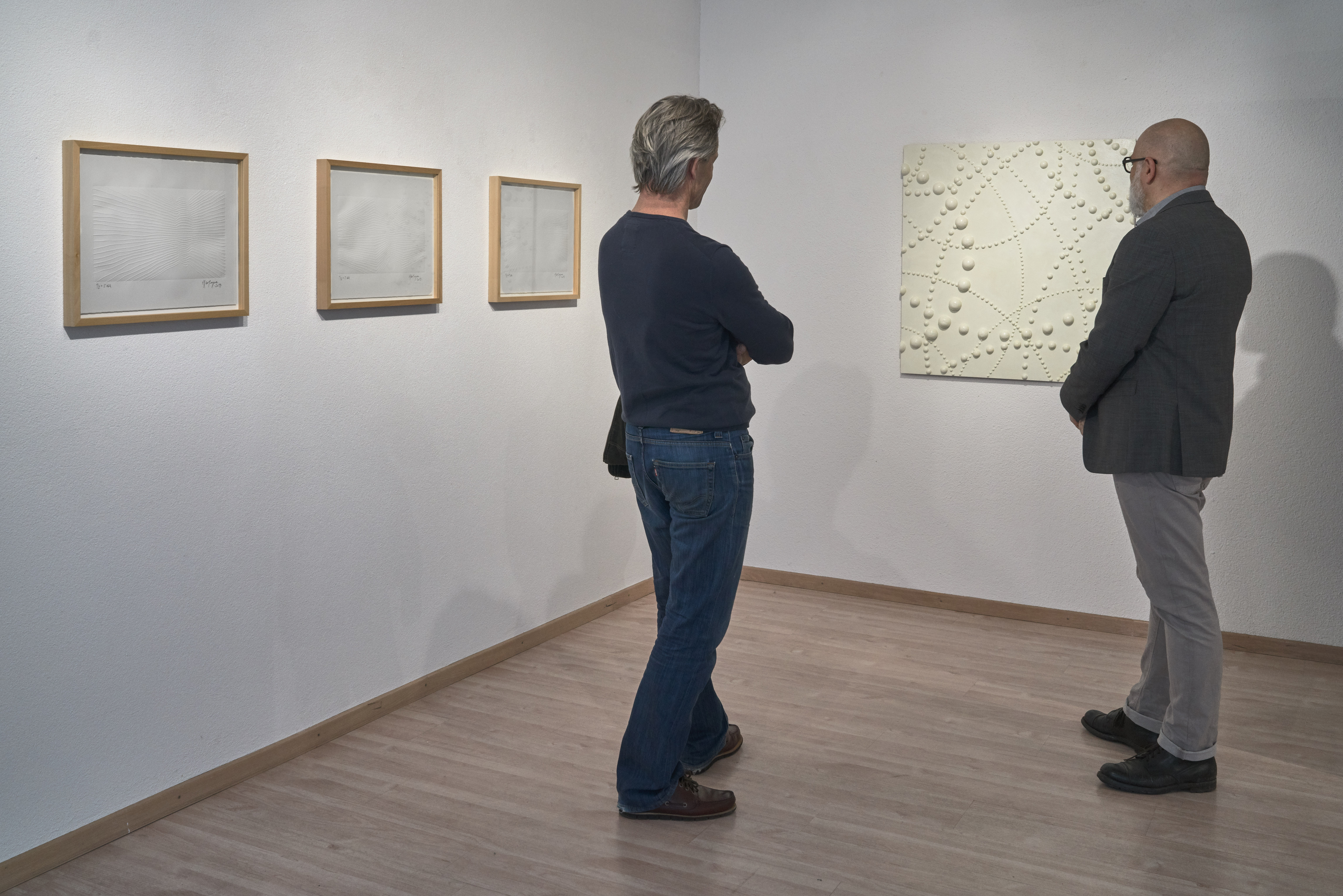 Skulpturenbereich mit moderner Ausstellungsbeleuchtung