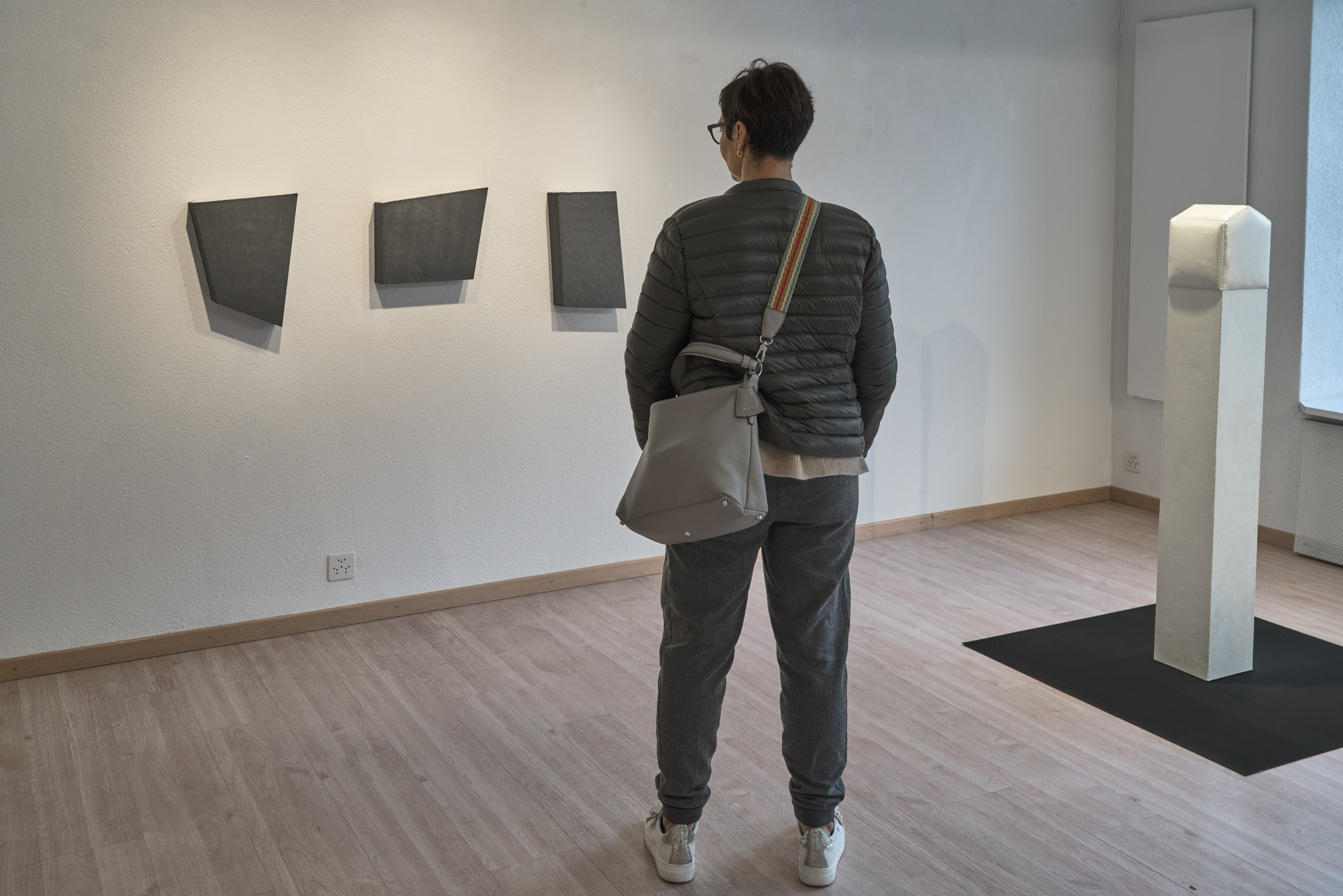 Hauptraum der Galerie Mauritiushof mit zeitgenössischen Kunstwerken